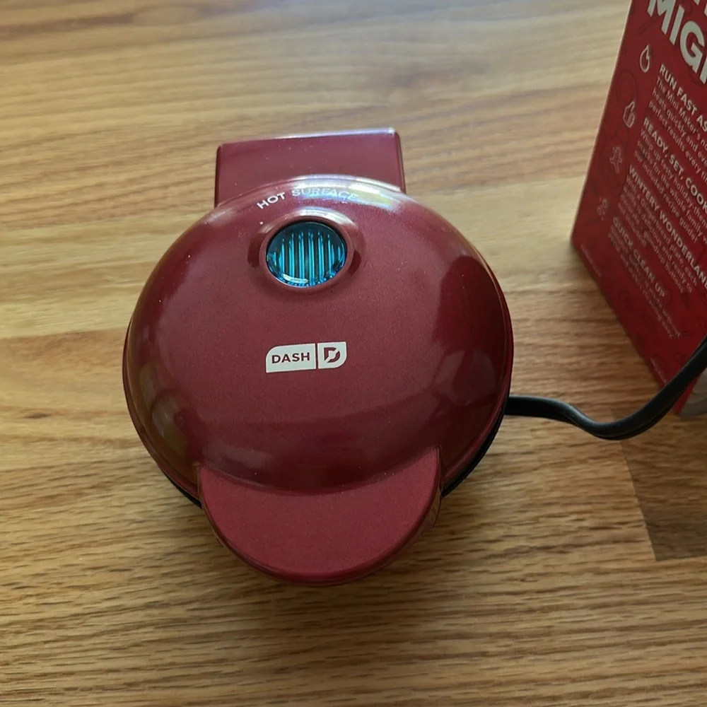 Dash 4” mini waffle maker Gingerbread Man